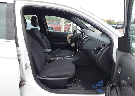 2013 Chrysler 200 Lx z USA, uszkodzony, nr VIN 1C3CCBAB9DN641032